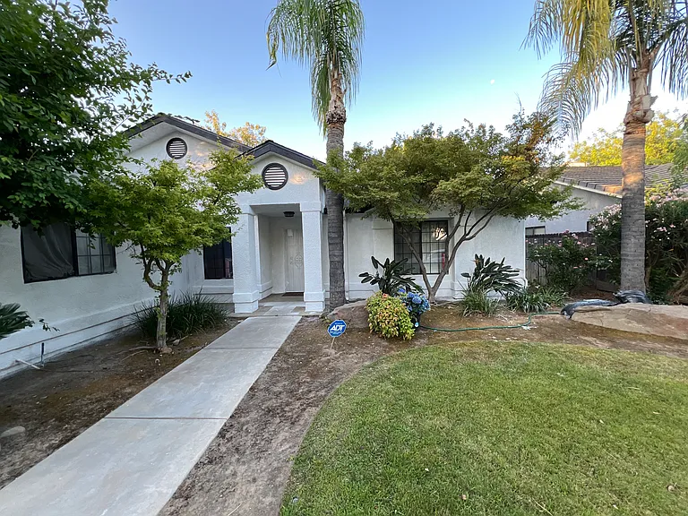 2197 E Pryor Dr — Photo 1