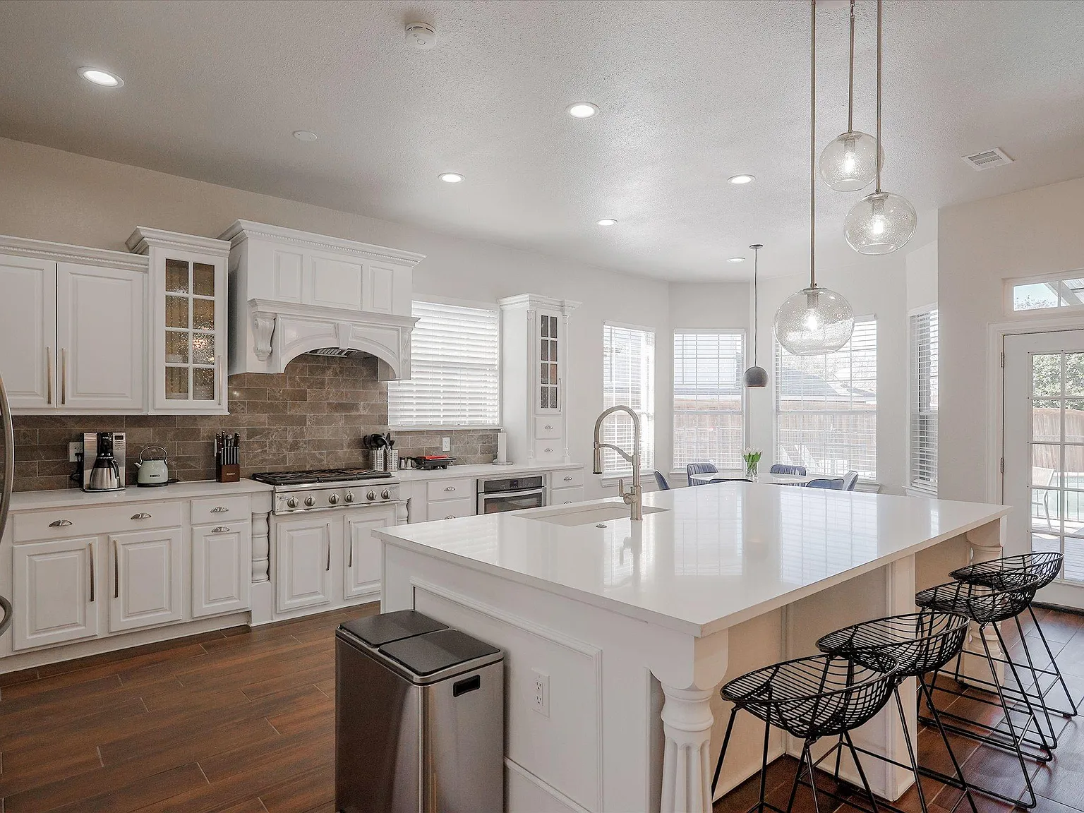 5 bed, 3212 sqft, $9,750 — Photo 2
