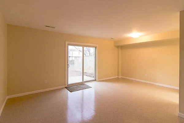 3 bed, 1.5 bath, 1320 sqft, $1,500 — Photo 2