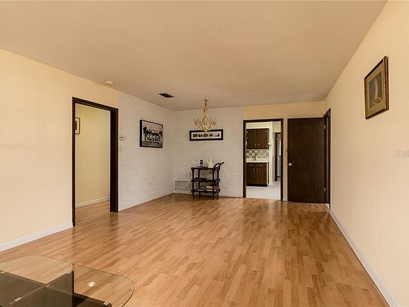 3rd image of 906 Woodview Dr