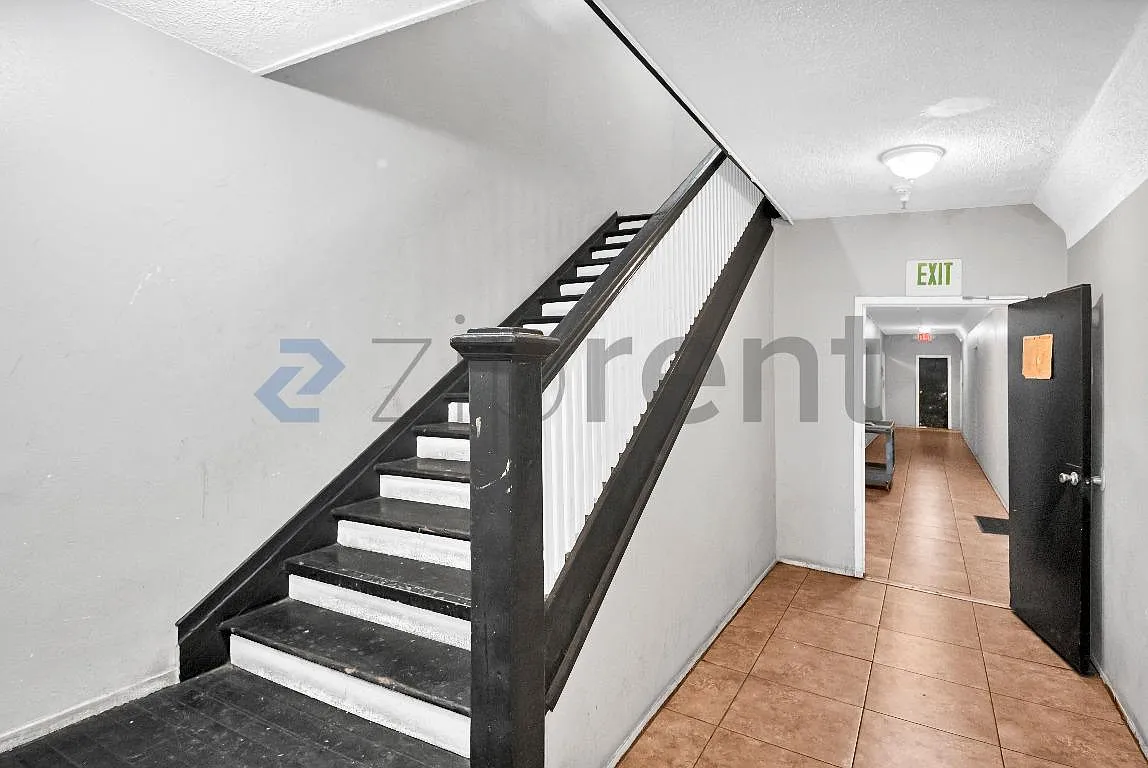 Building Photo - 1513 W 12th Pl #3