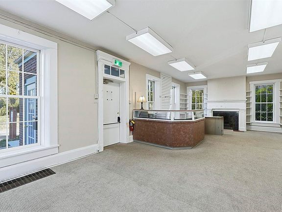 4th image of 607 E Charles St