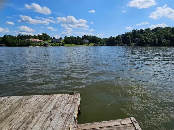 811 Sleepy Hollow Dr, Wirtz, VA 24184