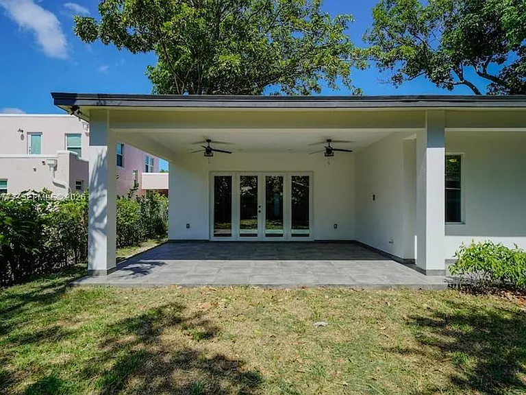 112 NW 24th Ct — Photo 13
