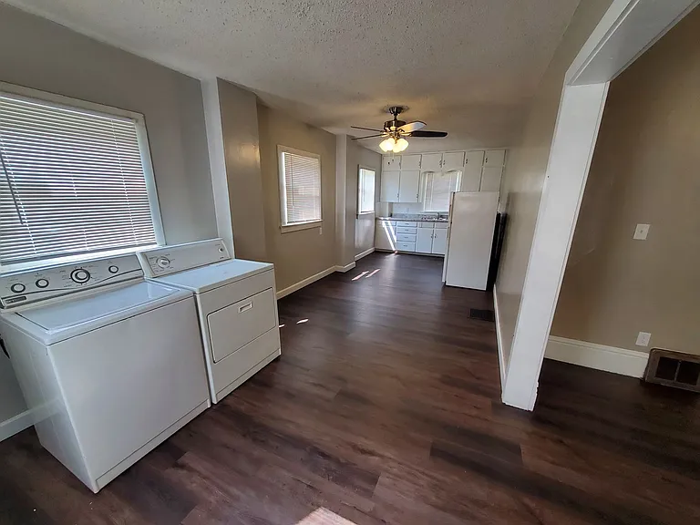 Remodeled 2 Bd with huge kitchen, dining room and living room — Photo 19