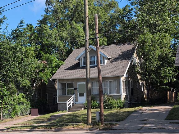3rd image of 863 Burton St SE