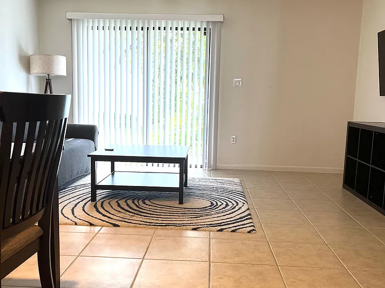 1432 SW 25th Pl — Photo 4