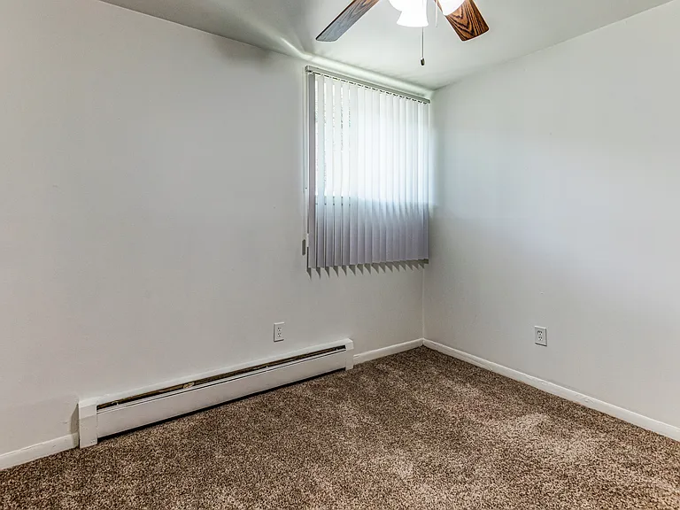 Somerset Manor East Apartments — Photo 19