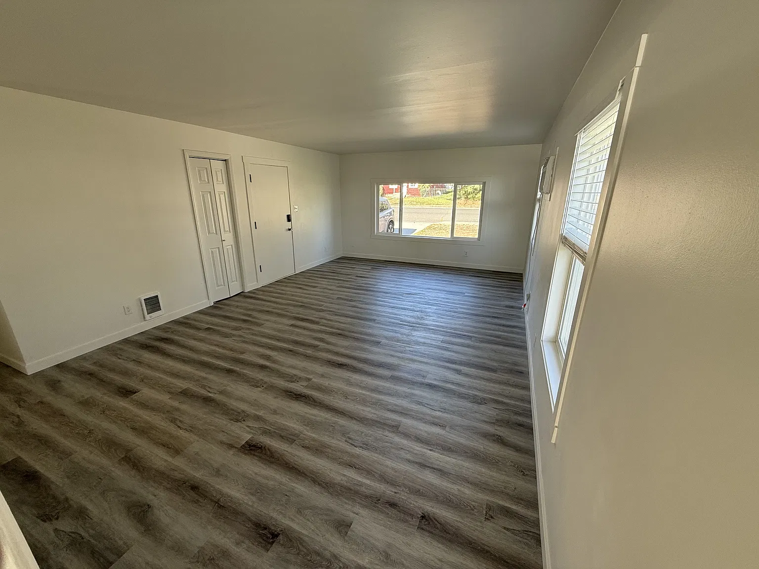 Webster - 1221 — Photo 3