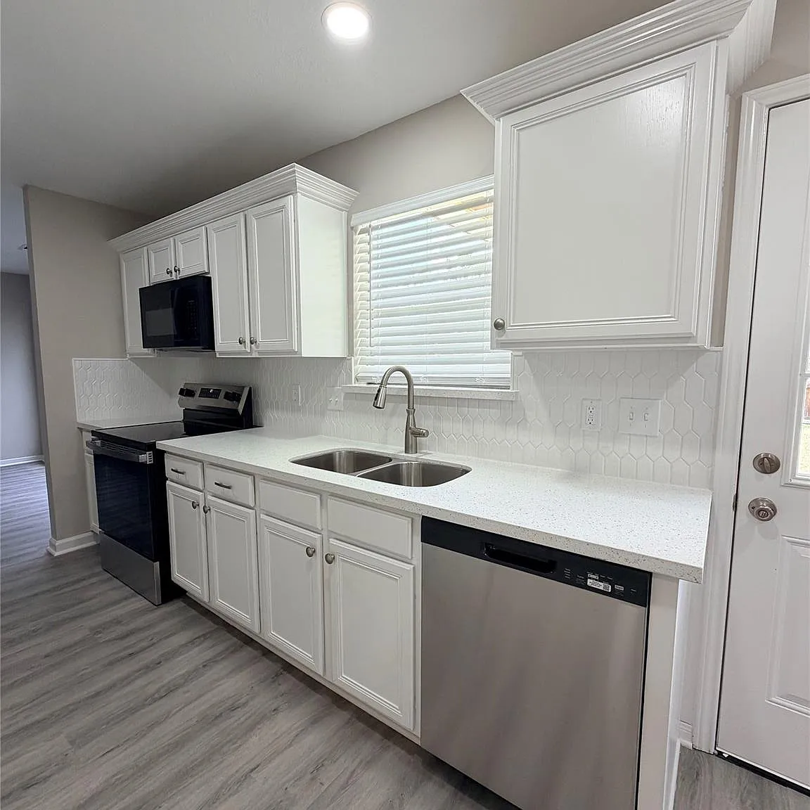 4 bed, 2.5 bath, 1706 sqft, $2,400 — Photo 3