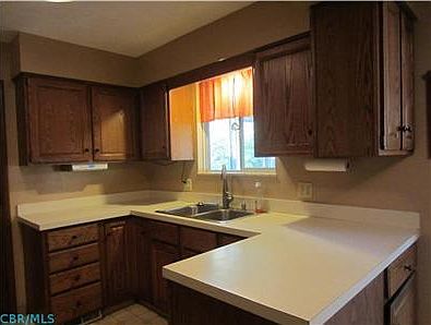 3rd image of 1075 Norway Dr