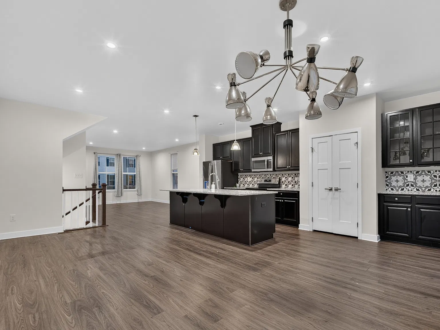 4 bed, 2285 sqft, $3,700 — Photo 3