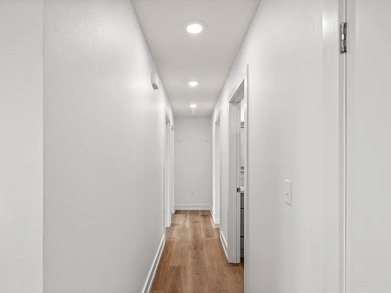 906 SE G St — Photo 14