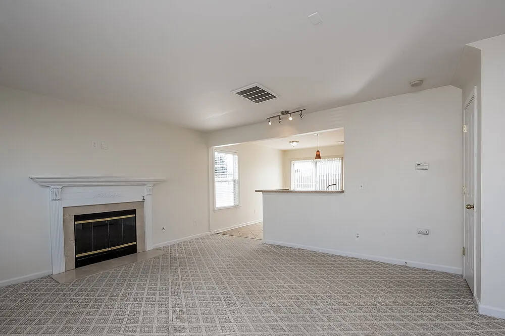 3 bed, 2.5 bath, 1506 sqft, $2,170 — Photo 4