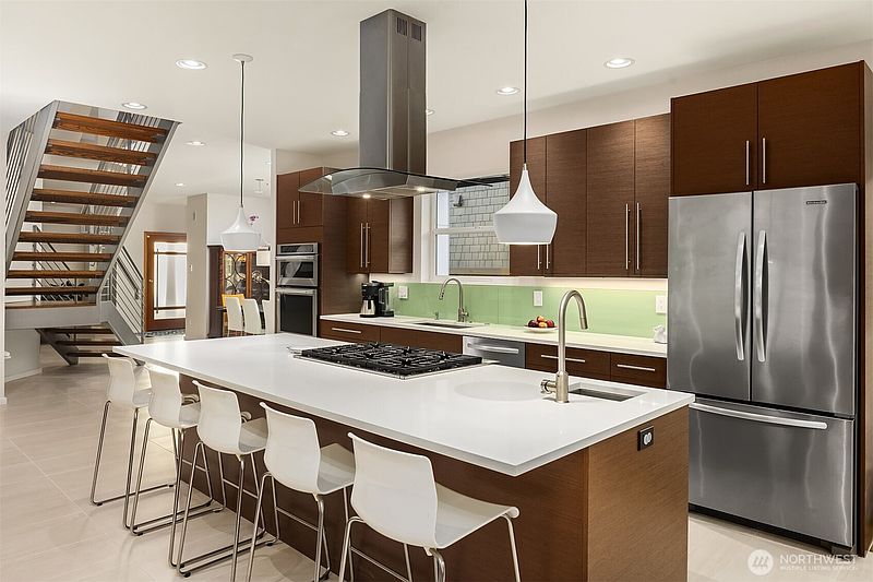 5th image of 2042 42nd Avenue E