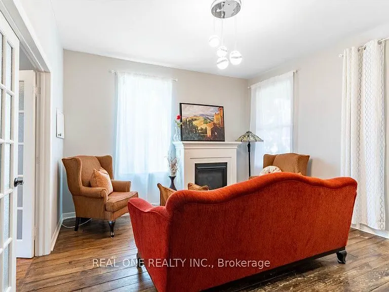 118 Queen St S #1 — Photo 10