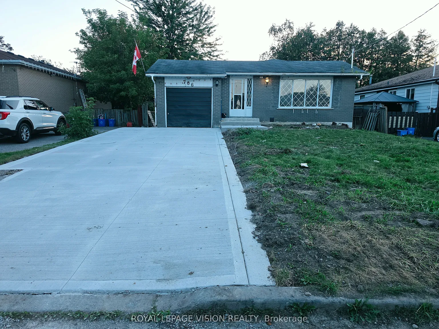 706 Leaside St — Photo 1