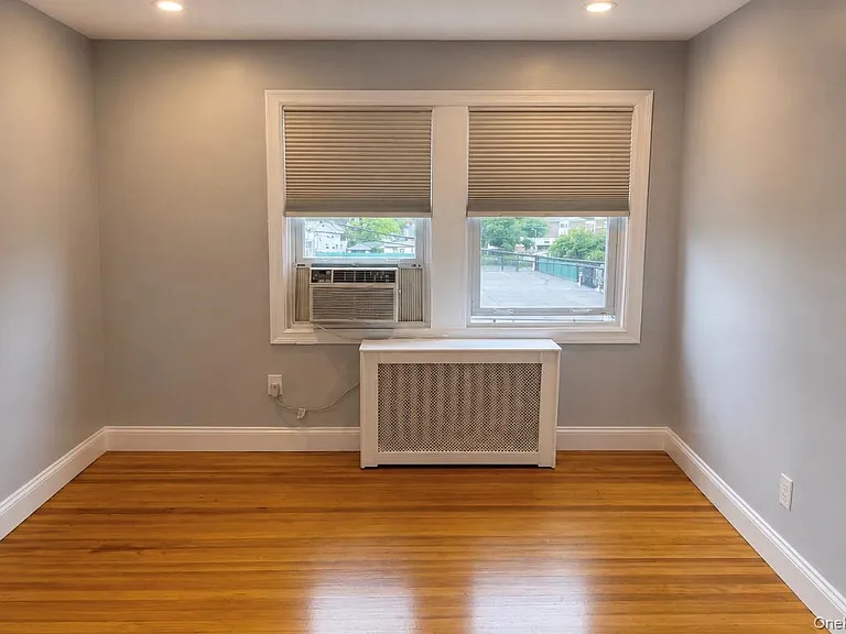 49 Hempstead Ave — Photo 7