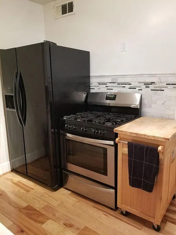 3 bed, 1300 sqft, $1,550 — Photo 1