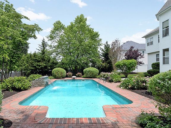 3rd image of 11 Magnolia Ln