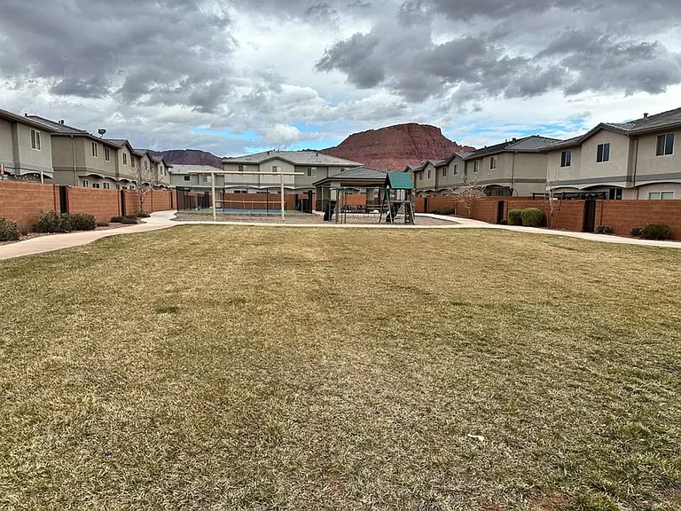 Three Bedroom Red Mountain Vista Town Home — Photo 40