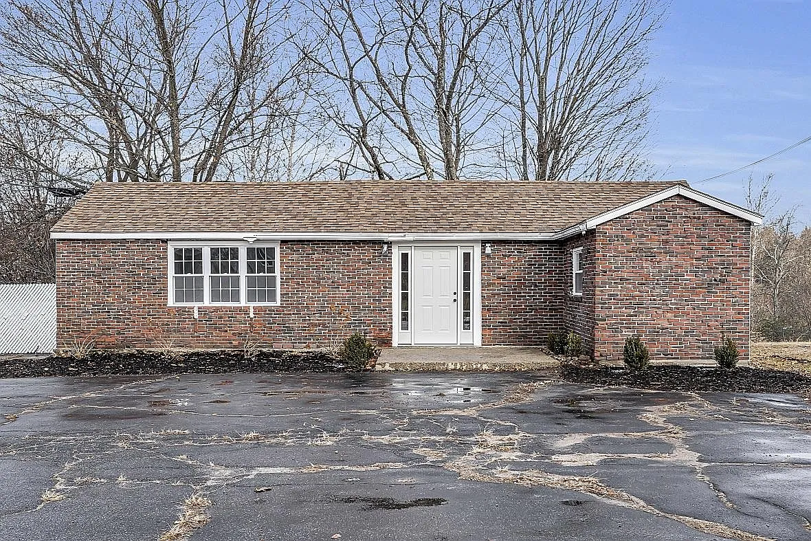 3 bed, 2.0 bath, 1594 sqft, $3,000 — Photo 1