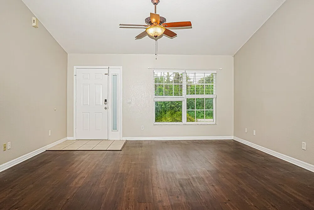 3 bed, 2.0 bath, 1592 sqft, $2,115 — Photo 3