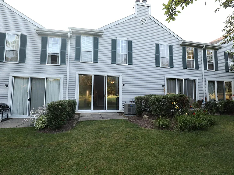 574 Woodcrest Dr — Photo 15