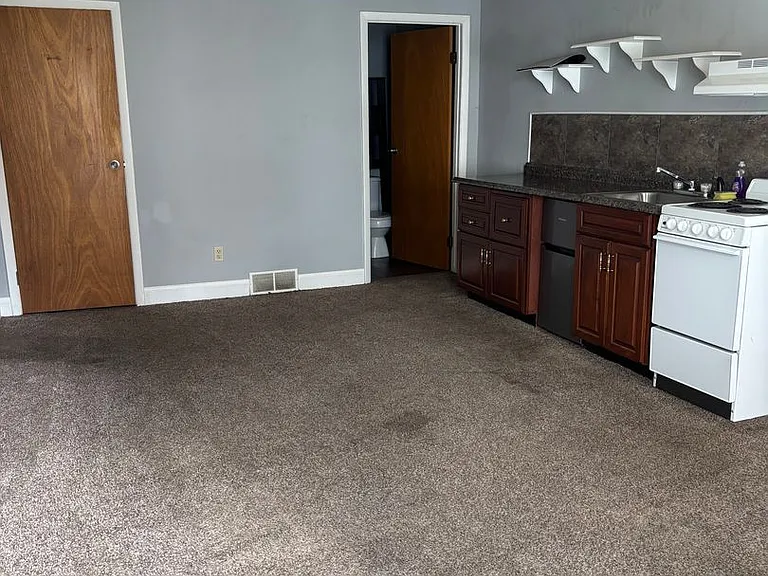 21 N Water Ave #A — Photo 3