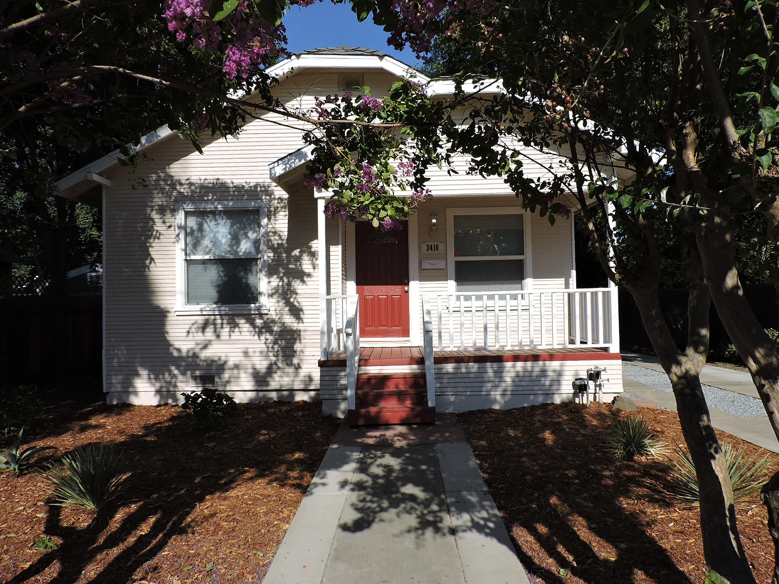 3 bed, 924 sqft, $2,595 — Photo 2