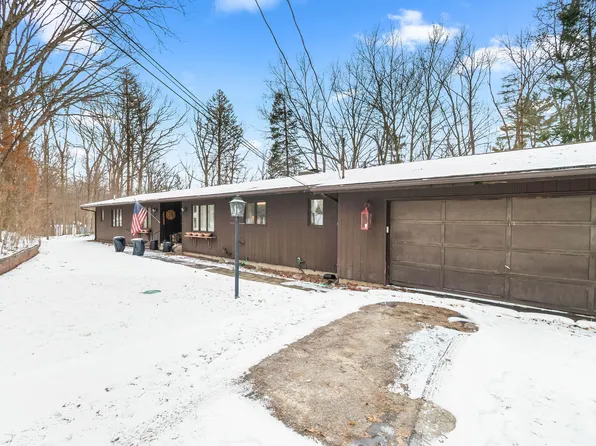 3671 Wildwood Ct, Hillsdale, MI 49242