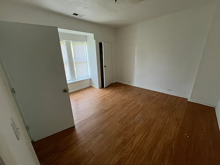 1024 Moulton St E — Photo 8