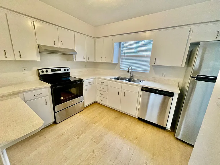 2 Bedroom/1 Bathroom Move-in Ready Townhome w\ 1 Month Free Rent!! — Photo 14