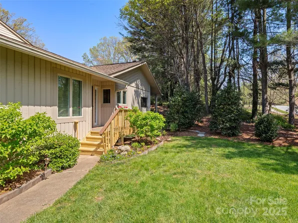 105 Deerlake Dr, Asheville, NC 28803