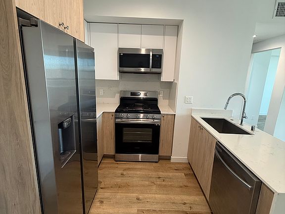 3rd image of 222 N Manhattan Pl #102