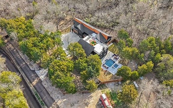 2nd image of 511 S Bluegrove Rd