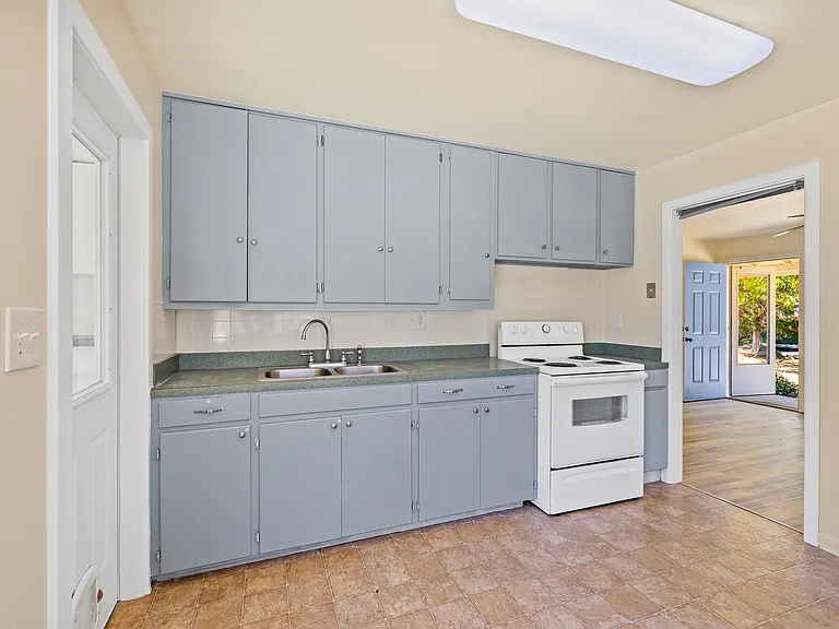 Mariposa Dr — Photo 11