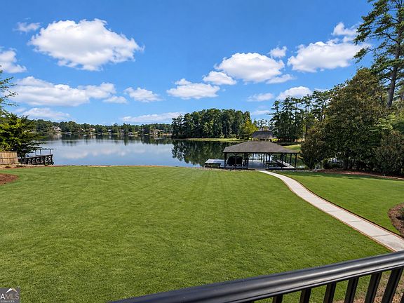 3rd image of 2880 Emerald Dr