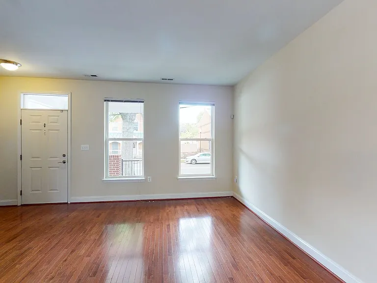 720 Barnes St NE — Photo 8