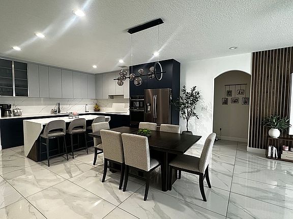 3rd image of 3016 Camino Real Dr S