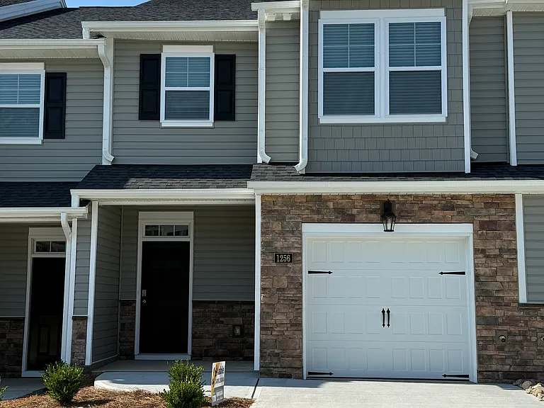 1256 Evelynnview Ln — Photo 1