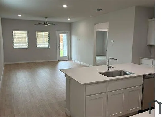 606 Green Grass Dr — Photo 2