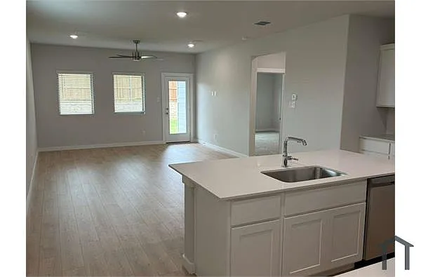 Building Photo - 606 Green Grass Dr