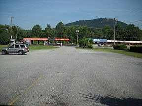 4th image of 925 Wilkesboro Blvd NE