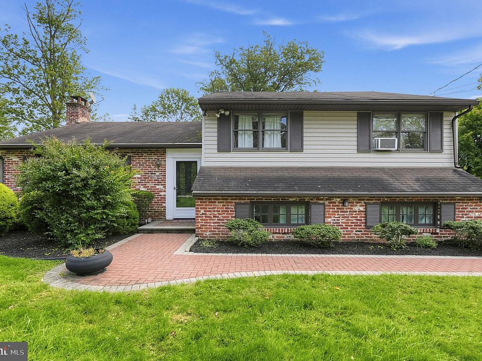 1st image of 524 Tennis Ave