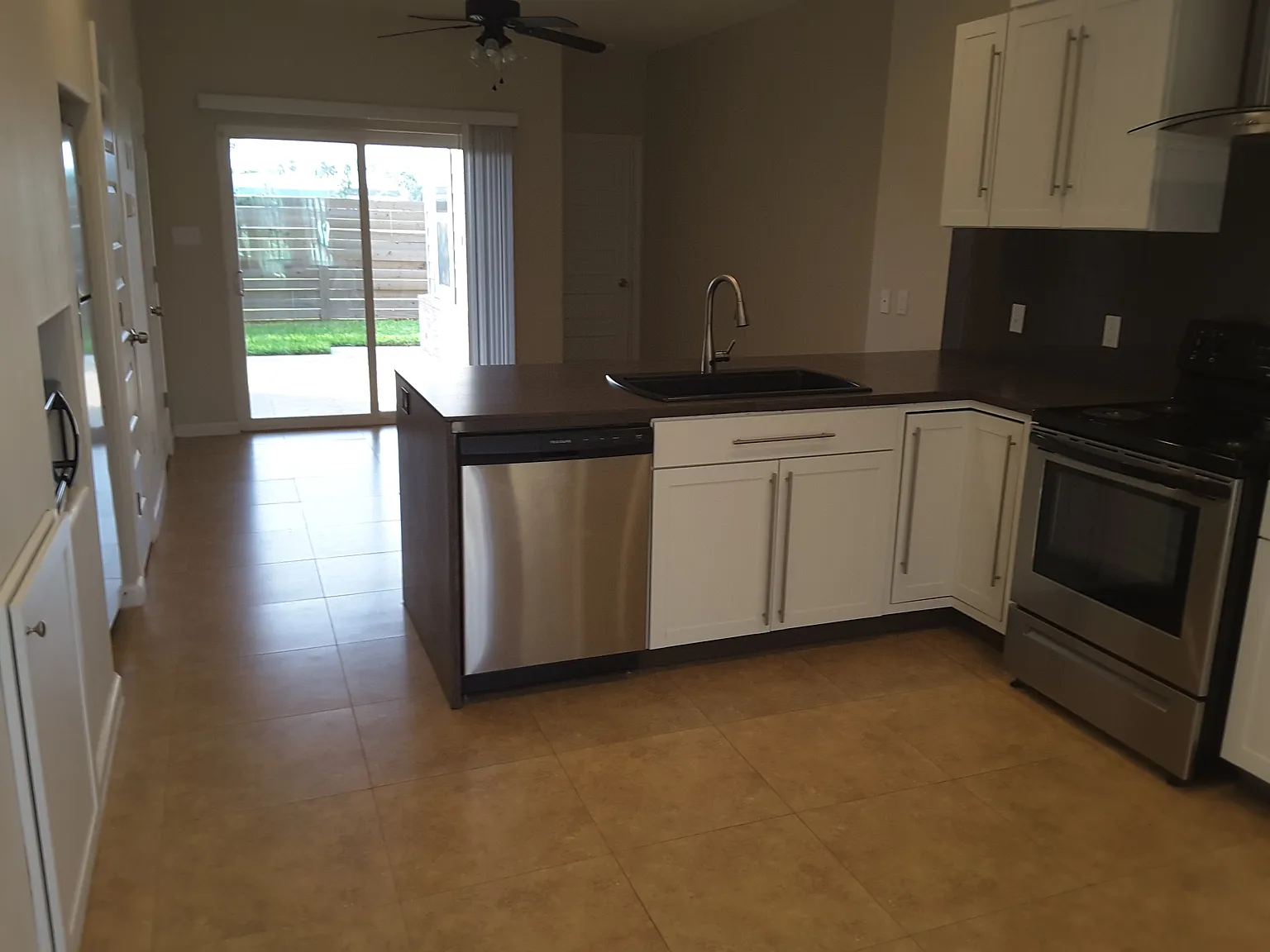 3 bed, 2.5 bath, 1350 sqft, $1,395 — Photo 4