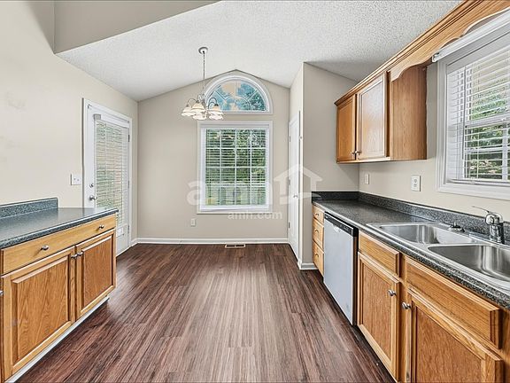 3rd image of 172 Barrington Ln