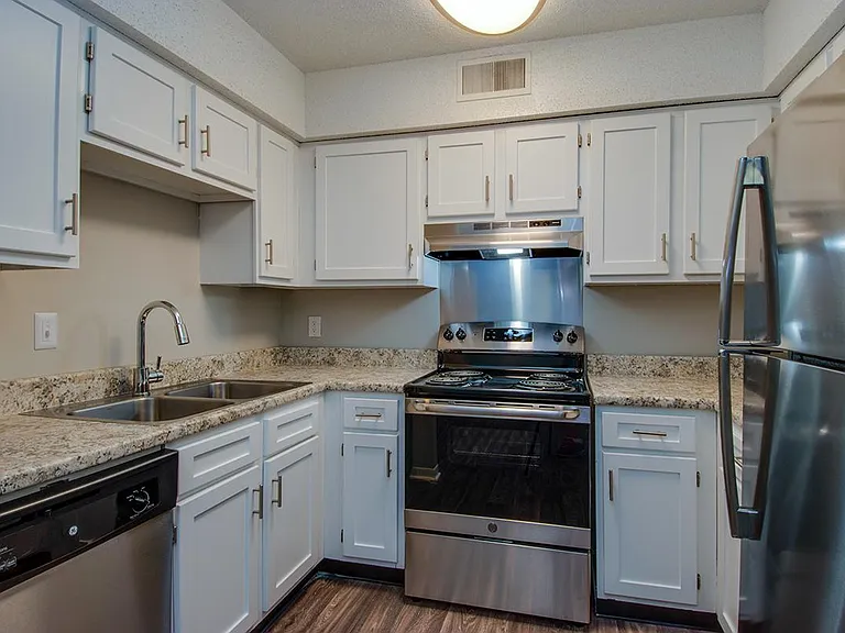Hillhurst Apartments — Photo 20