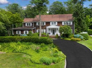 6 Seward Dr, Woodbury, NY 11797