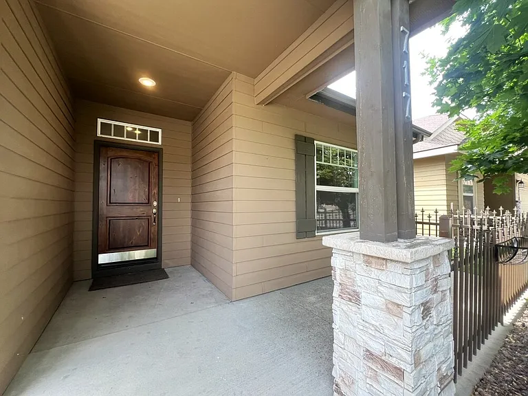 717 W Claire St — Photo 5